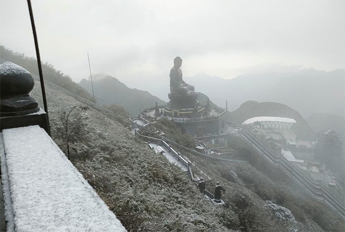 The misty bronze statue located at an altitude of 3,075 meters.
