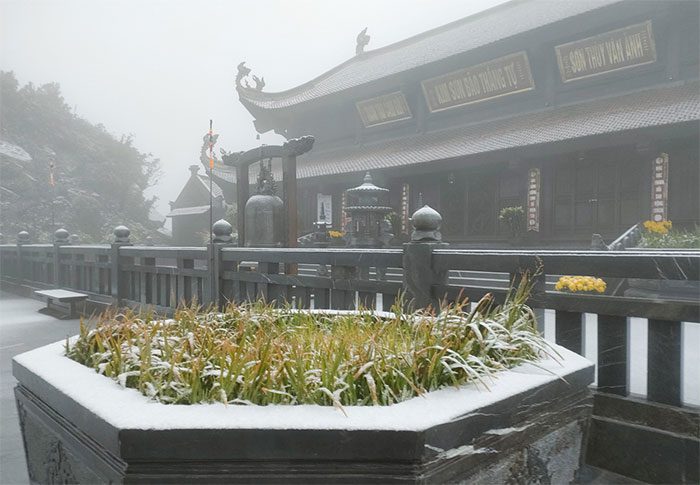 At an altitude of 3,100 meters, snowfall covers the Kim Son Bao Thang Pagoda area.