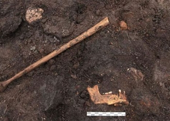 two people appear under water 5000 years ago 124796