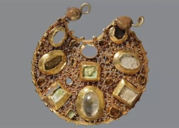 unexpected discovery of gold treasure without gemstones near beautiful quartz 126163