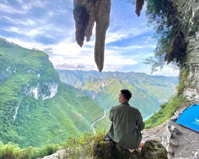 View from the White Cliff down to the Ma Pi Leng Pass