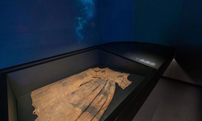 The silver wedding dress on display at the Kaap Skil Museum.