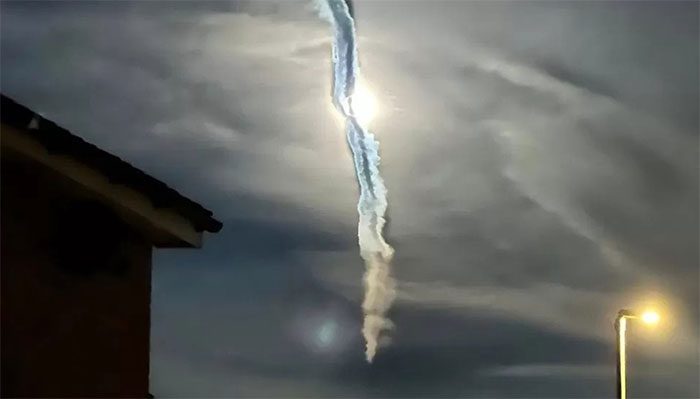 The mysterious cloud over the sky of Oxfordshire on the night of March 7.