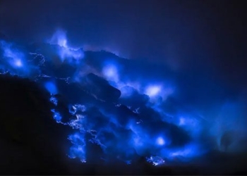 volcano ijen in indonesia erupts blue lava 126688