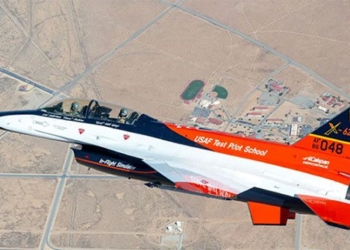 who controls the fighter jet in 17 hours 125841