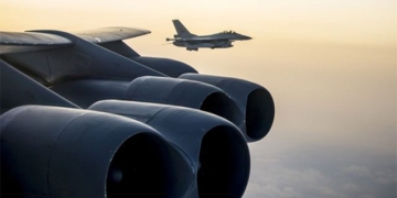why airplanes have fuel tanks on wings 125994
