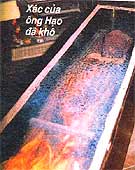 The mummified body of Mr. Hạo placed in the house