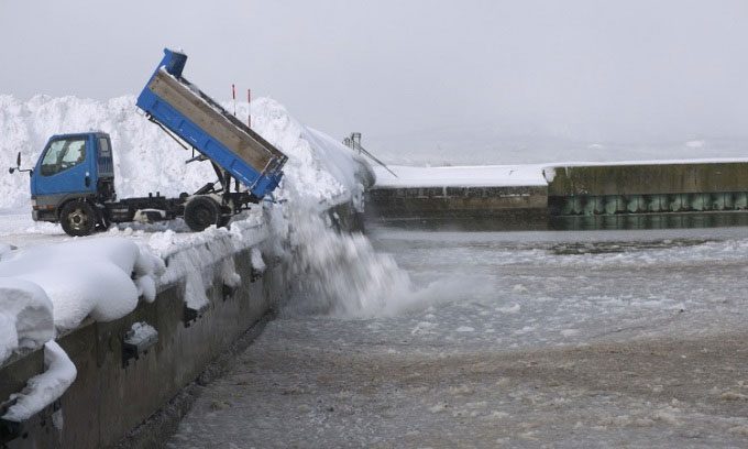 Snow removal truck in Aomori.