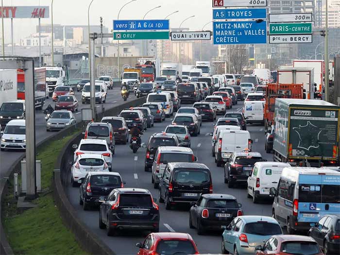 Europe discusses allowing the continued sale of vehicles using internal combustion engines running on green gasoline.