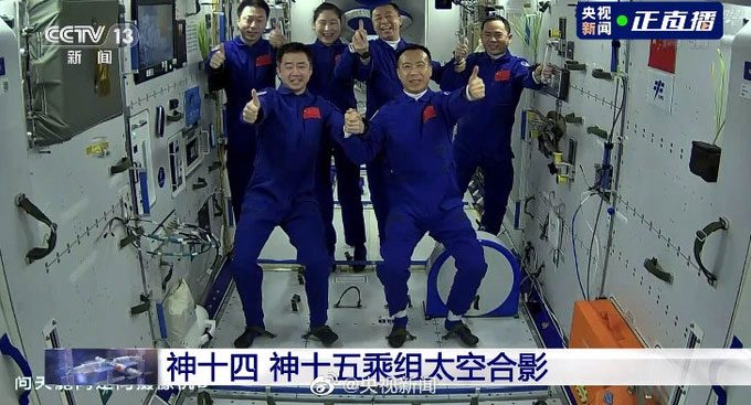 6 Chinese astronauts have a historic reunion in space.