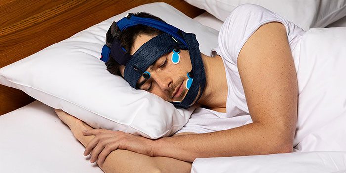 The device continuously monitors the brain activity of the wearer.