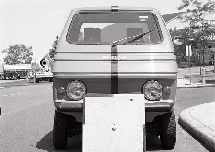 The Elcar is designed for easy city driving at low speeds.