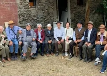 a family in gran canaria sets world record with 12 siblings 123365