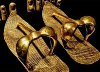 admire the beautiful gold mask of king tutankhamun 122647