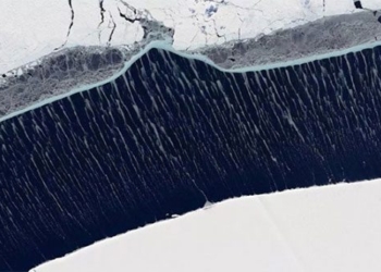 admire the phenomenon of ice sculptures in the south pole 117957