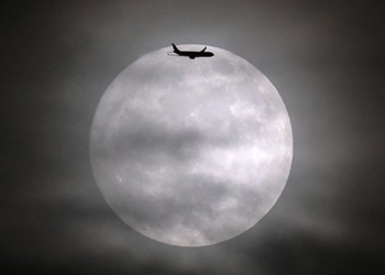 admiring amazing images of airplanes flying through super white sky from hanoi 121725