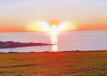 angel appears over the sea during sunset causing a stir 121119