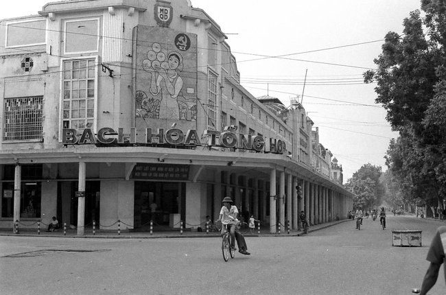 Intersection of Trang Tien - Hang Bai, in front of Trang Tien General Store, now Trang Tien Plaza.