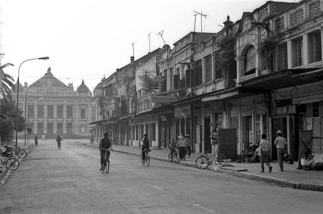 Trang Tien Street and the Hanoi Opera House in 1989.