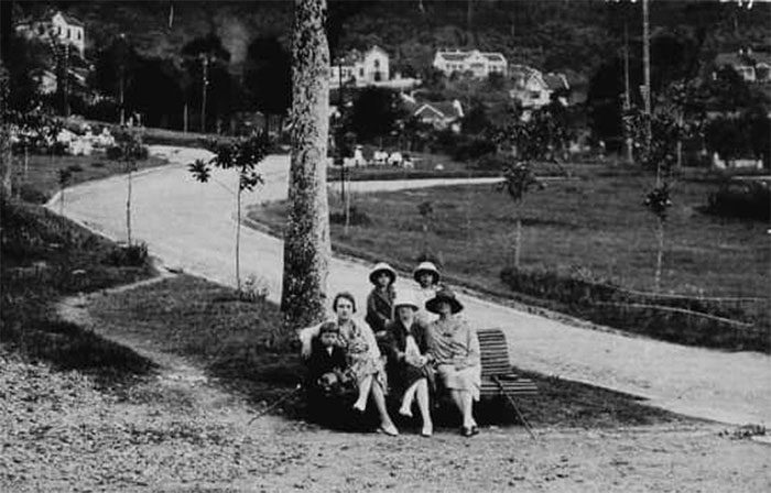 Tourists relaxing in Sapa from 1920-1929