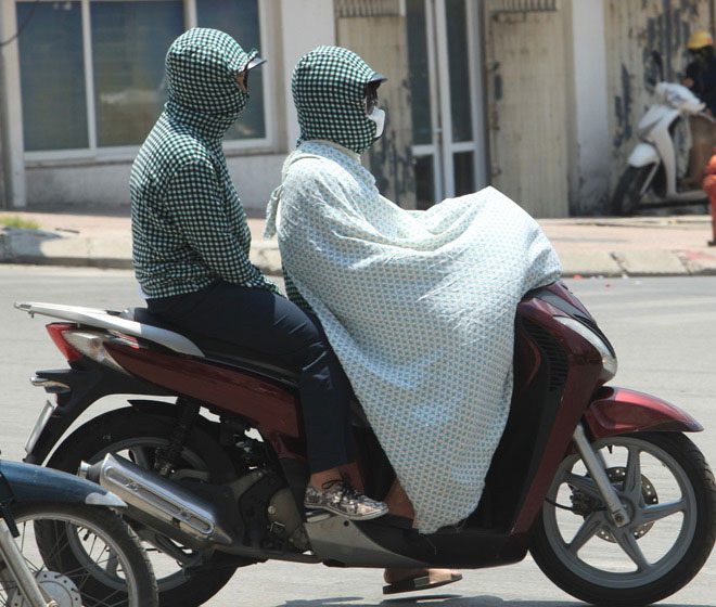 Wearing long sunscreen clothing can affect the wearer's mobility.