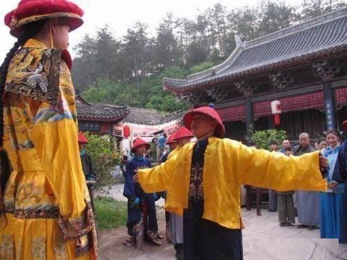 Huangma guai is a type of traditional clothing of the Jurchen people from northern China.