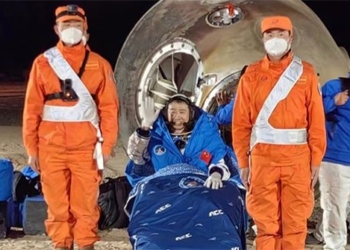 astronauts return to earth safe after 6 months working in space 14