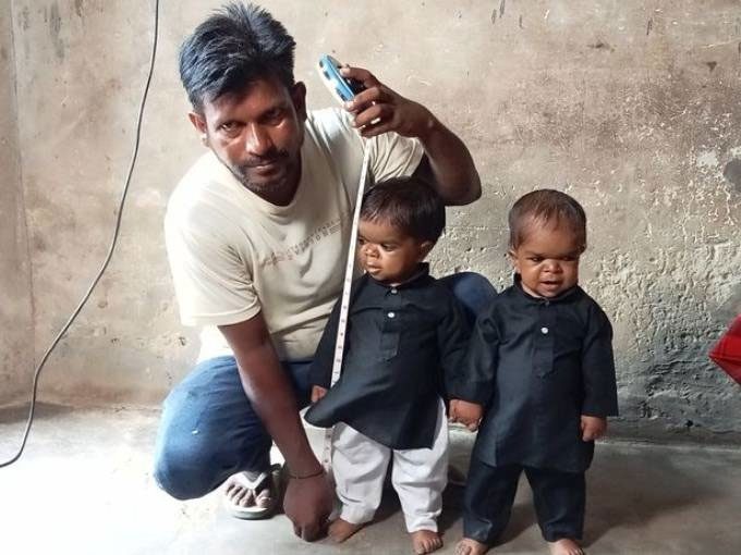 The Singh brothers are only about 60 cm tall.