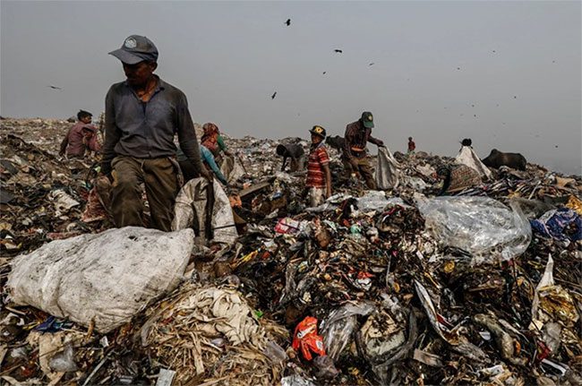 Daily life at the mountains of waste in India.