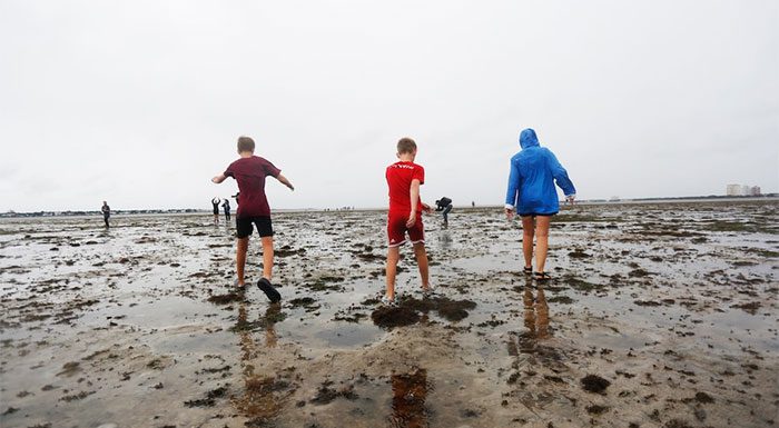 The most dangerous part is that the water will quickly return, catching many people off guard.