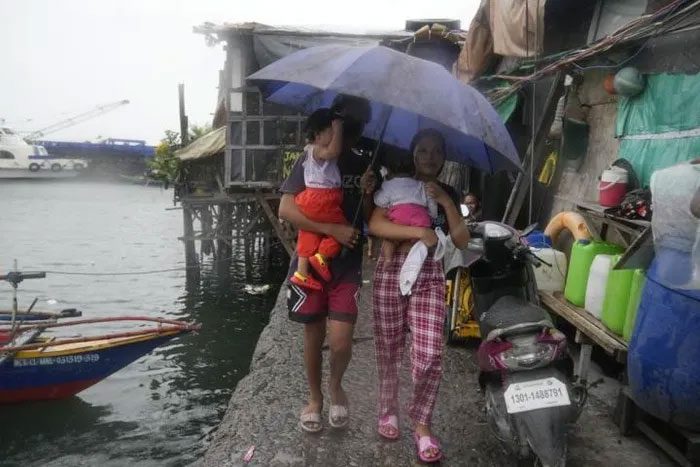 Evacuations took place before Typhoon Noru made landfall in the Philippines.