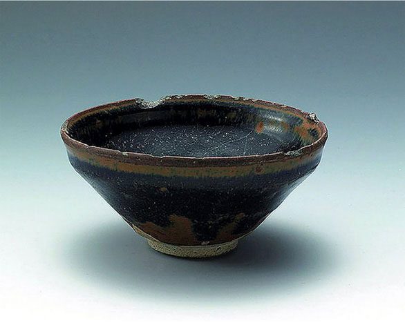 The Jian porcelain bowl is one of the 80,000 items transported on this ship