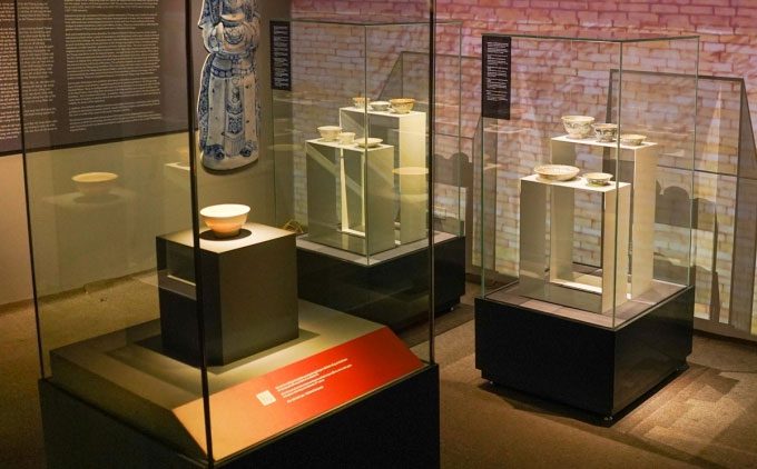 One porcelain bowl (left) displayed at the "Thang Long Palace Treasures" exhibition.