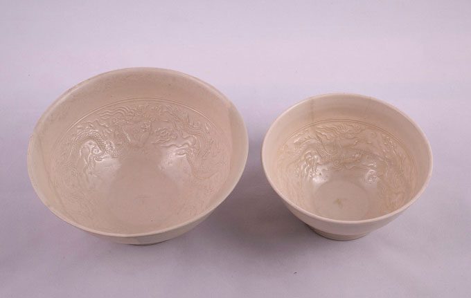 Two porcelain bowls of different sizes but similar structure and pattern.