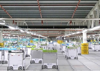 behind the scenes 2000 robots working in a warehouse like in the movie 120390