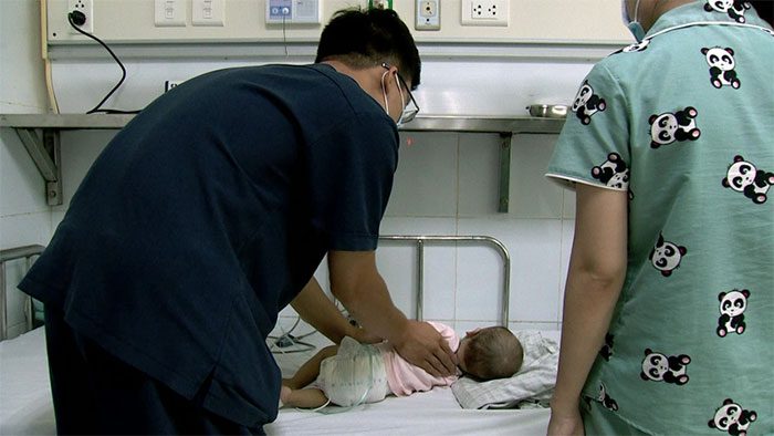 The 6-month-old patient from Ha Tinh receiving respiratory support during treatment.