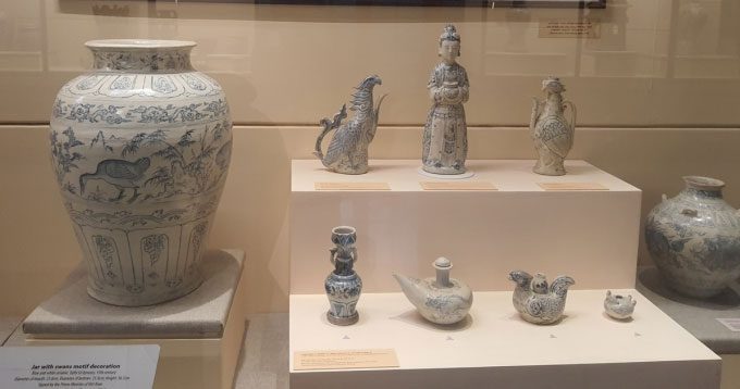 The blue flower vase with swan design (left) displayed alongside the collection of ancient ceramics from Cu Lao Cham at the museum.