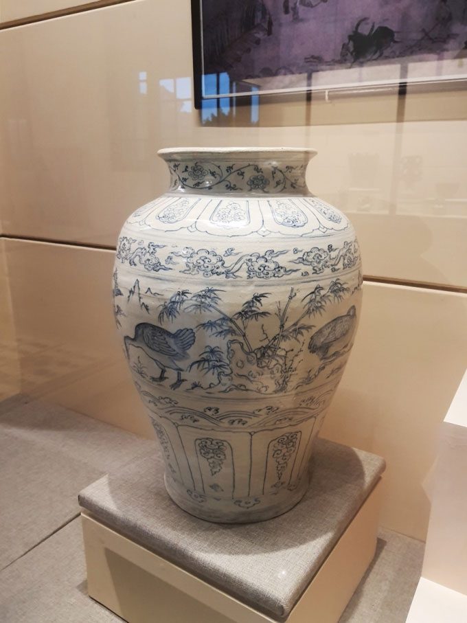 The vase has a mouth diameter of 23.8 cm, a base diameter of 25.8 cm, and a height of 56.5 cm