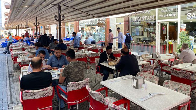 The bustling breakfast street in Van