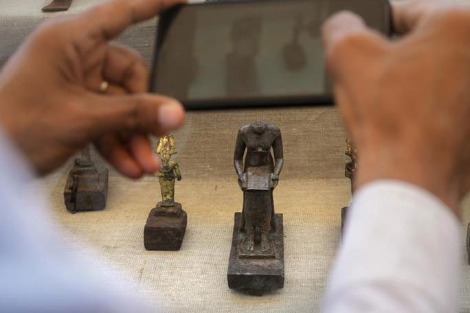 Some small statues found beside the coffins.
