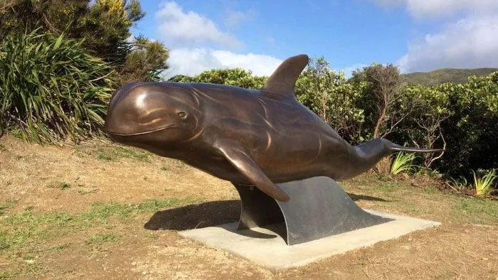 Statue honoring dolphin Pelorus Jack.