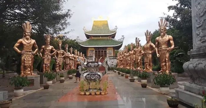 The Hùng kings are known for their longevity, according to the Ngọc phả Hùng Vương.