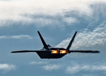 captured a rare photo of an explosion when a plane near the speed of sound 120596