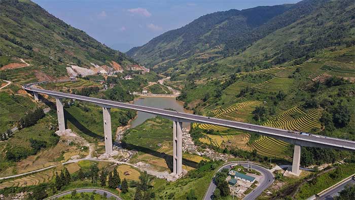 The new bridge will shorten the distance by approximately 2.5 km compared to the old road