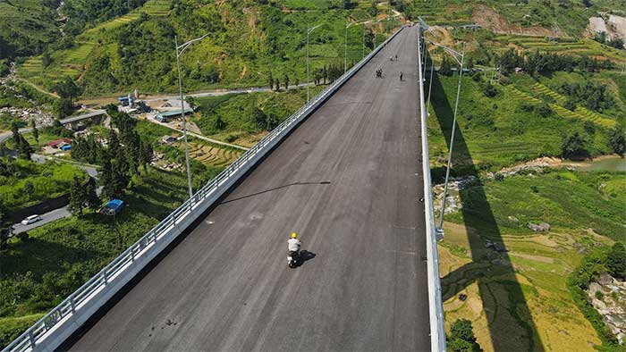 The bridge is constructed of reinforced concrete, measuring 612m with 5 continuous spans