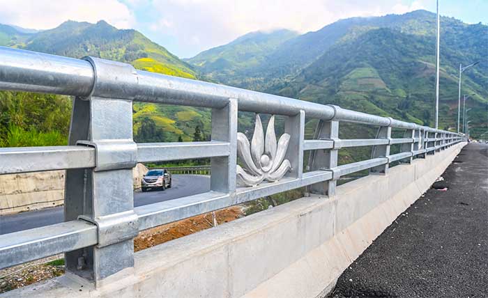 The bridge railings are over one meter high, decorated with lotus patterns.