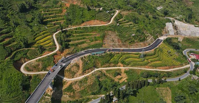 The access road to the bridge from Lào Cai City to Sa Pa connects to a section of the old Route 4D.