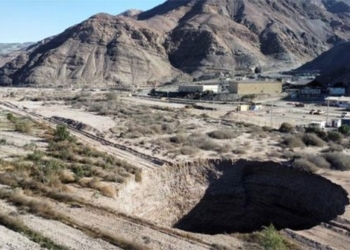 chile warns area surrounding huge sinkhole at risk of continuing sinking 122650