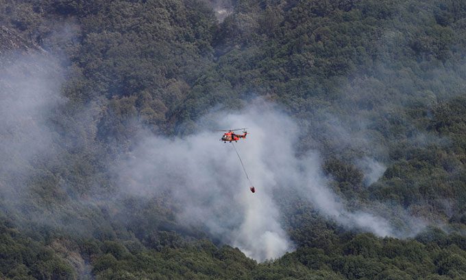 Helicopter combating a fire in the Garganta de los Infiernos nature reserve
