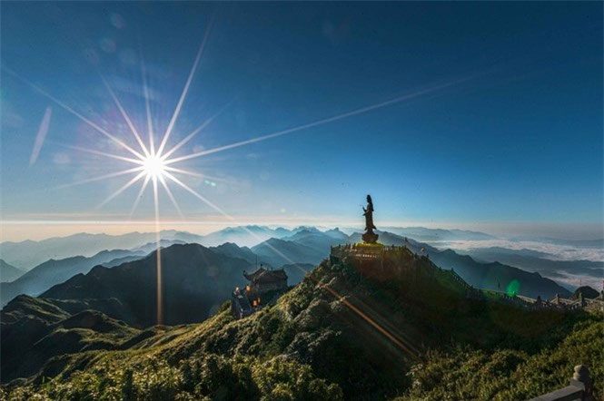 Fansipan peak is considered a place that gathers the essence and spiritual energy of heaven and earth.